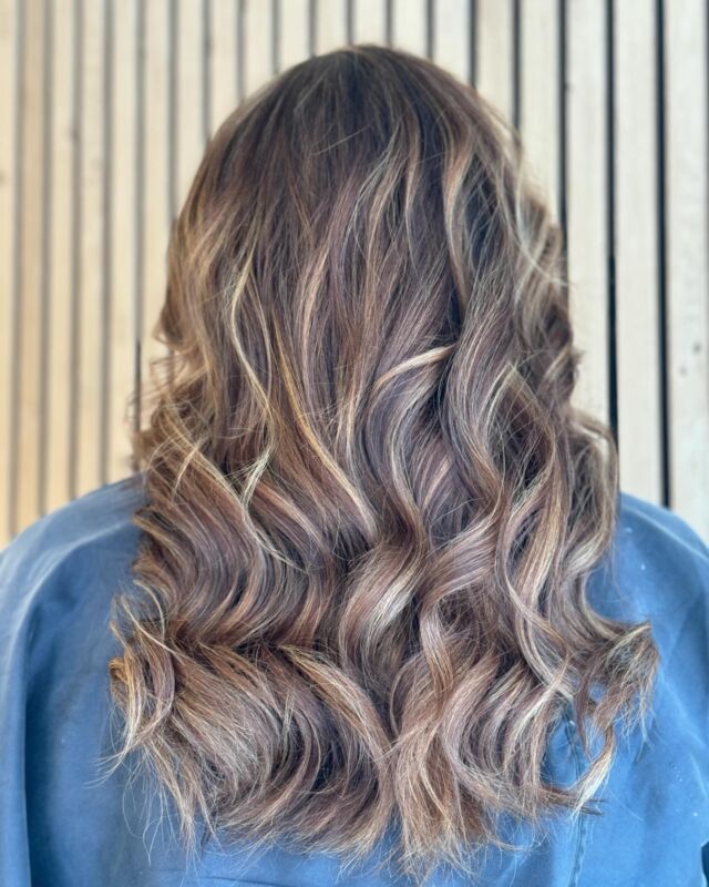 Liten fargespill i håret 
Fargedesign gjort av @hair_by_malwina 
.
.
.
.
.
.
.
#highlight #newhair #colordesign #hairgoals #hairinspiration #frisør #frisørmoirana #frisøryrket #marianilableach #cutrinaurora
